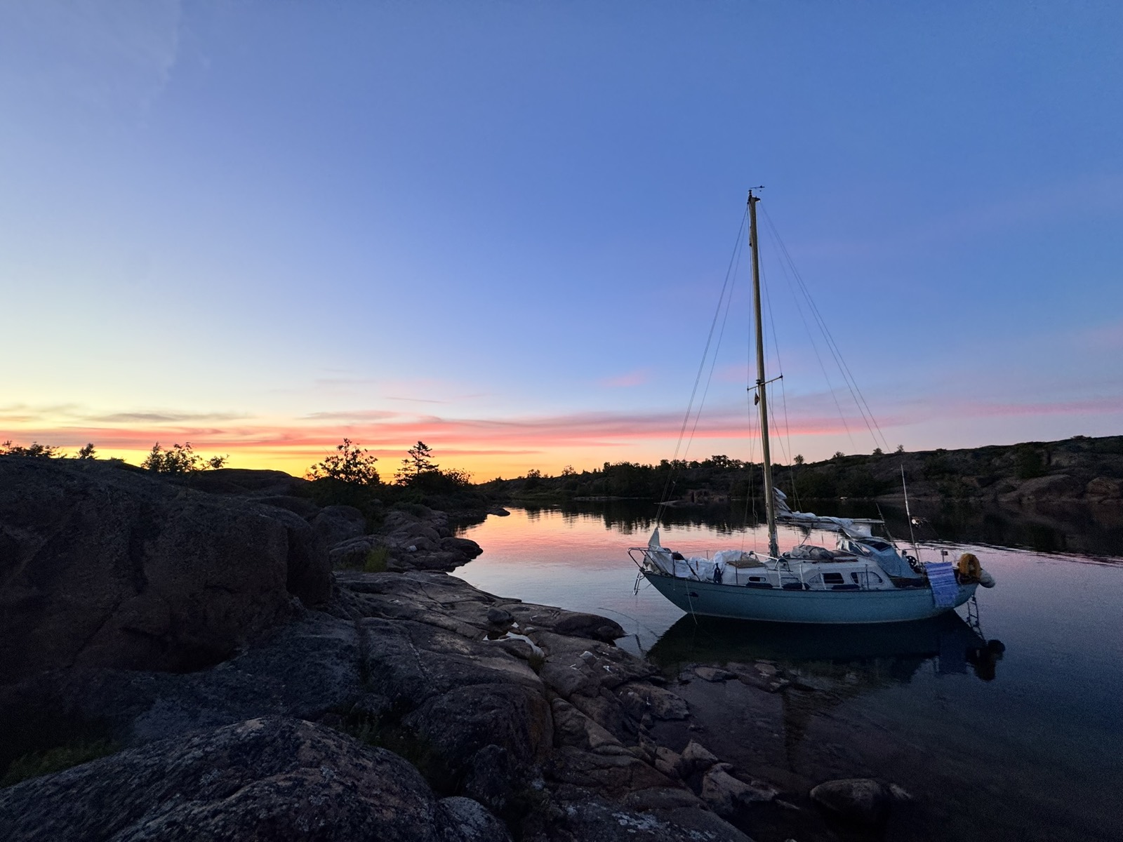 Näkymä mereltä, vene vesillä suomalaisessa saaristossa